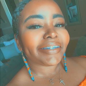 Hi, I am Tiffany owner of CreaTiff Looks 👜 👠 👟